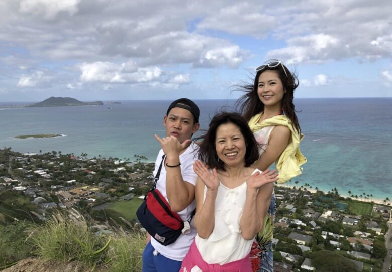 折田楓と母・幸恵と弟の海外旅行写真